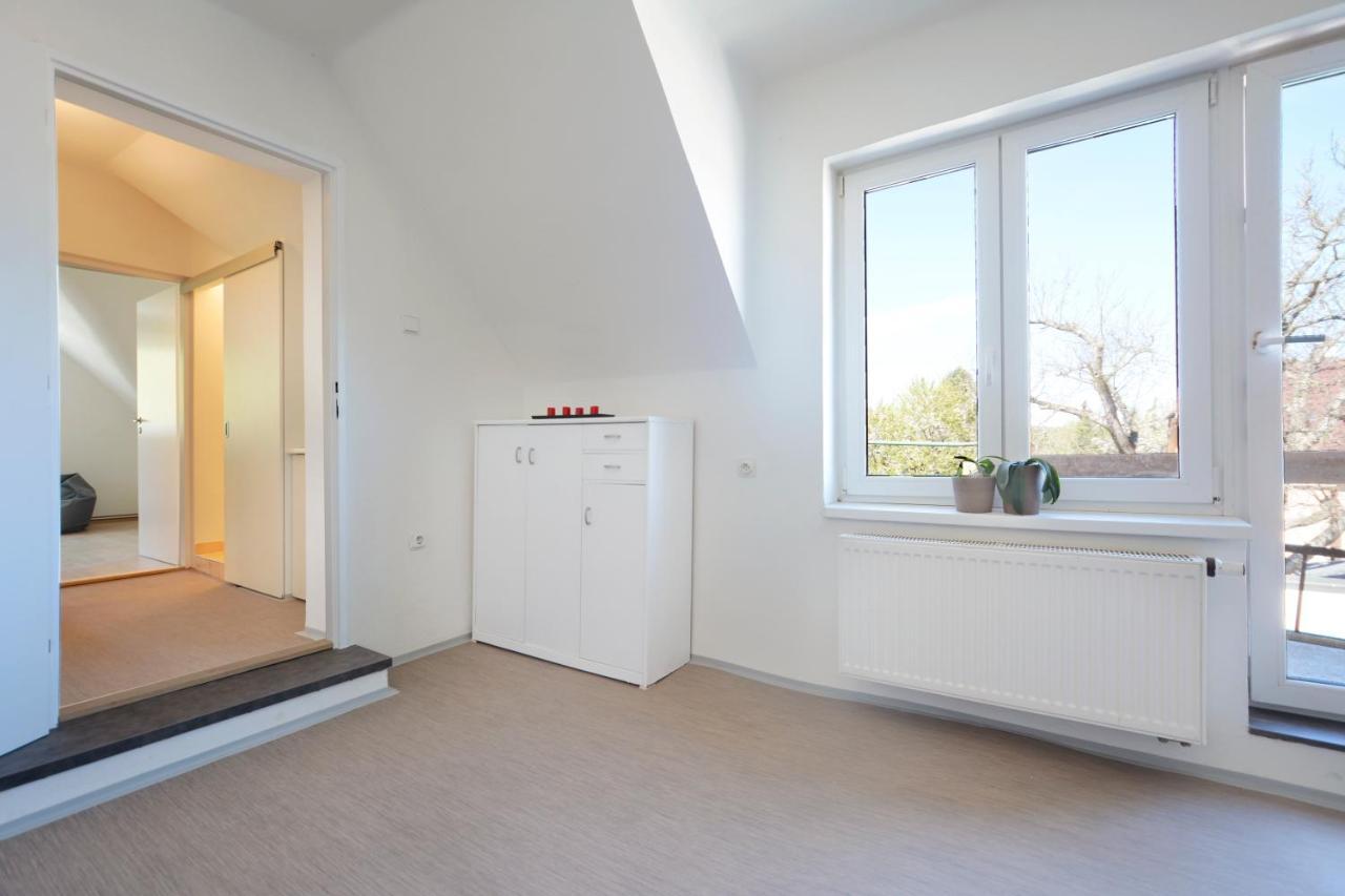 Apartmany Jevany エクステリア 写真