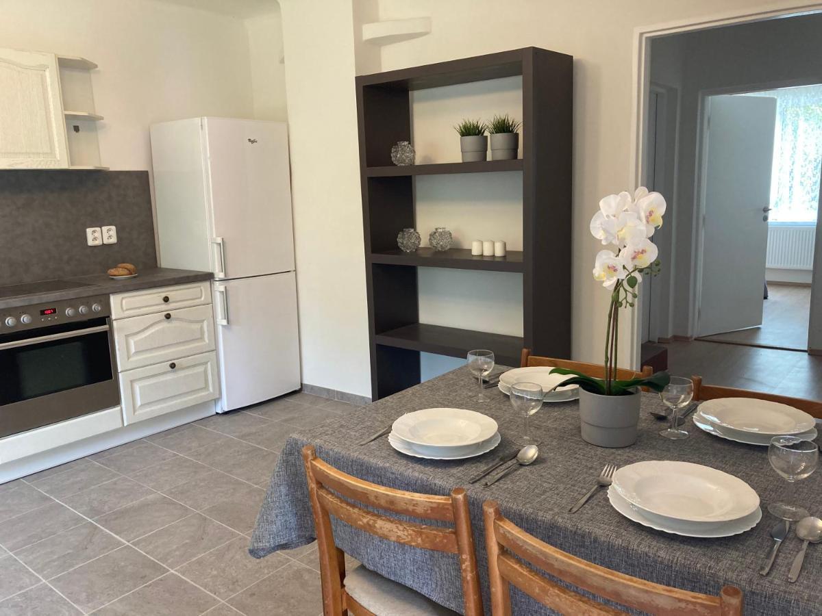 Apartmany Jevany エクステリア 写真