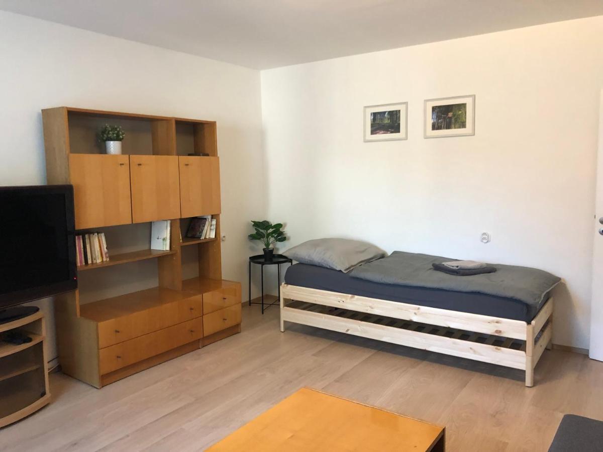 Apartmany Jevany エクステリア 写真
