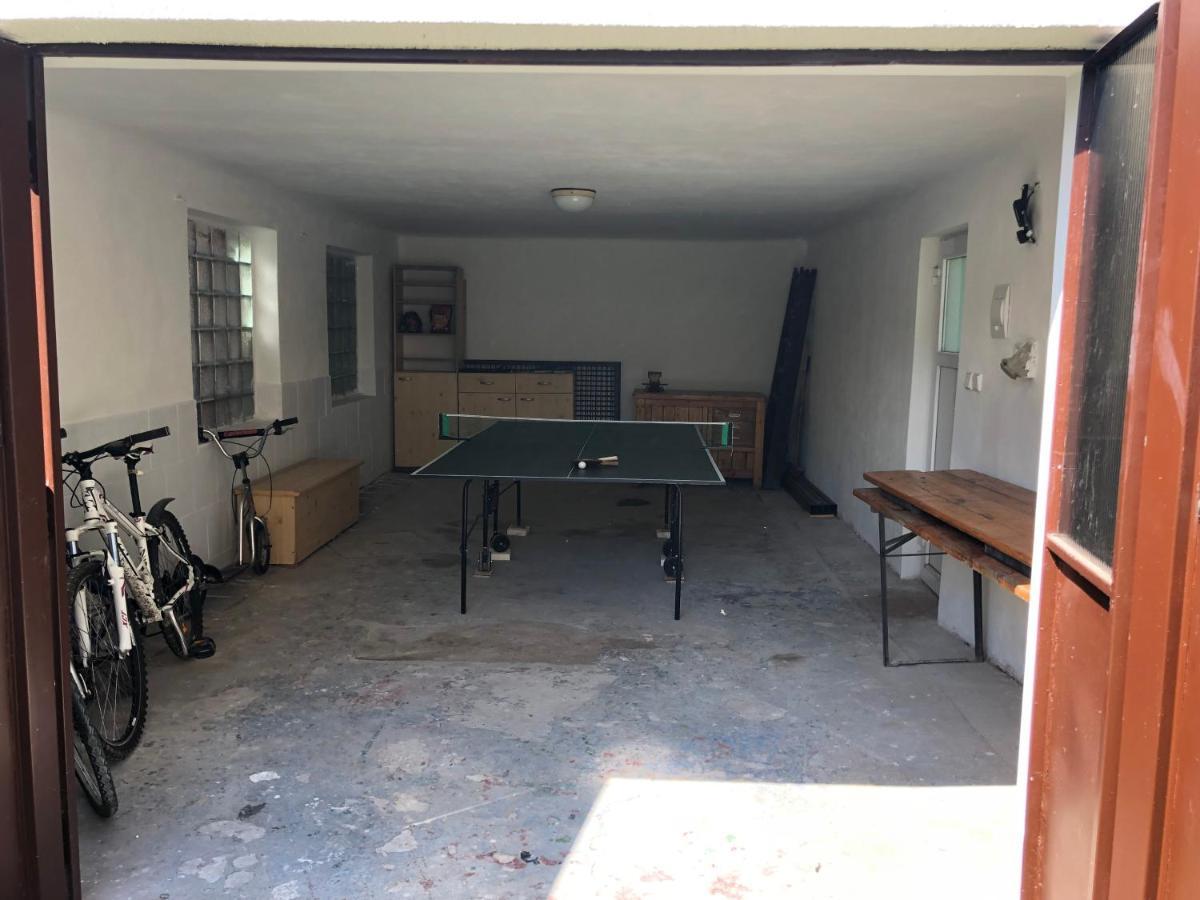 Apartmany Jevany エクステリア 写真