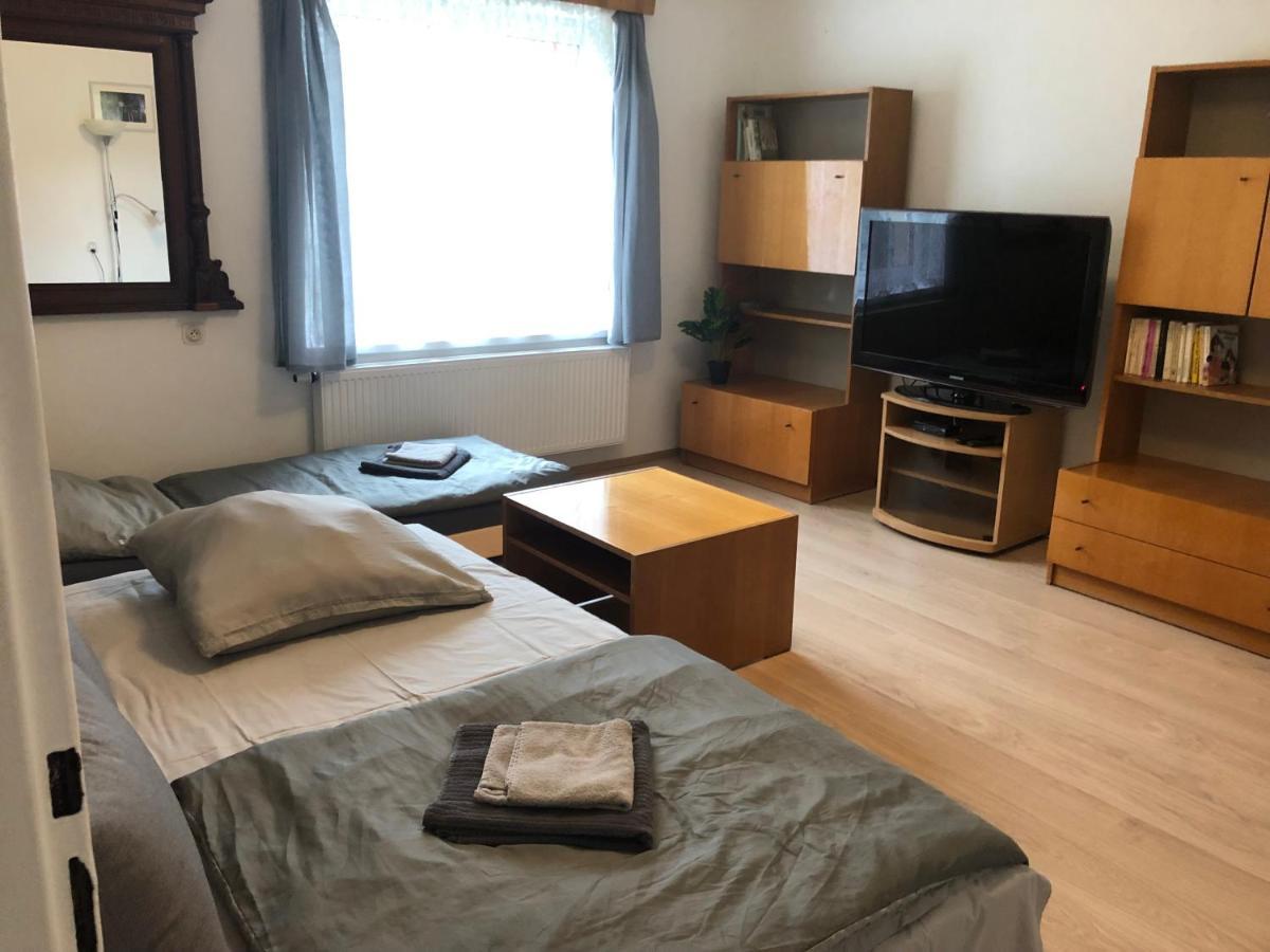 Apartmany Jevany エクステリア 写真